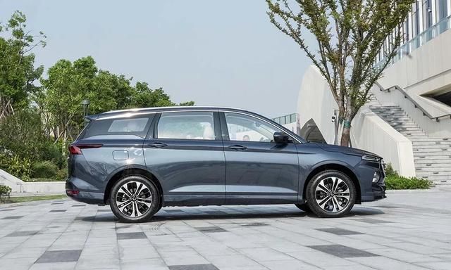 五菱首款银标车!大空间6座布局 还有点高级!