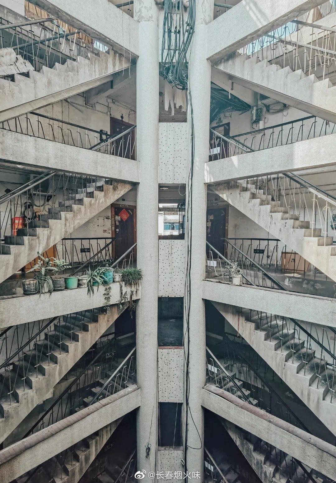 打卡重庆筒子楼,"z"字形的楼梯纵横交错,从天井通向天台