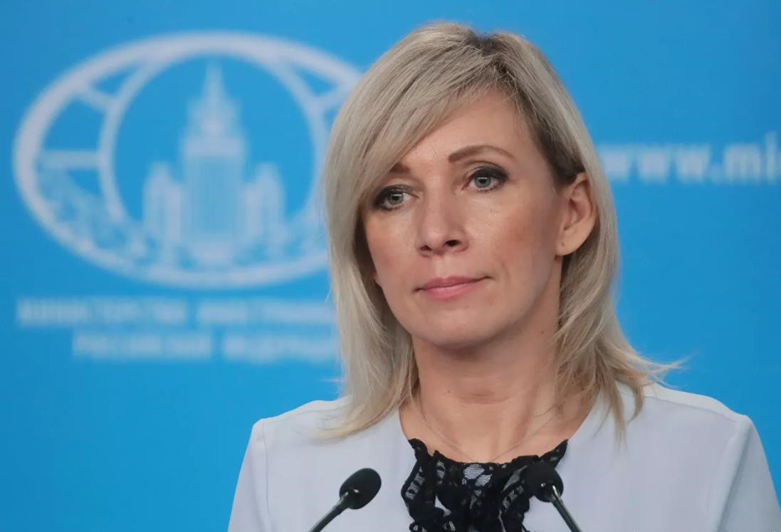 正在华盛顿访问的塞尔维亚总统武契奇坐在白宫椭圆形办公室的一张椅子