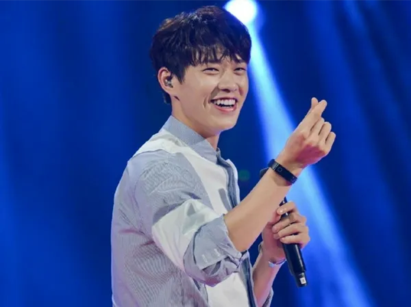 靠综艺走红的男明星,张艺兴和黄明昊上榜,而他们正在努力转型