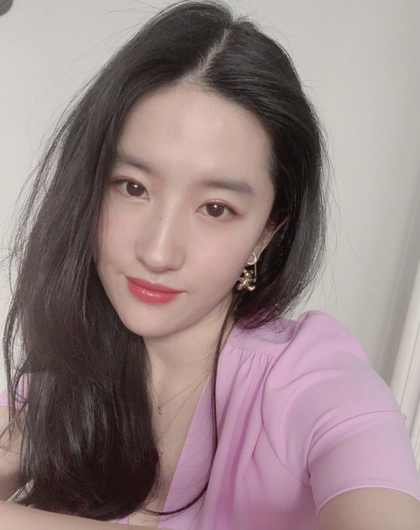 刘亦菲晒素颜照,33岁皮肤依旧吹弹可破,为《花木兰》票房真拼