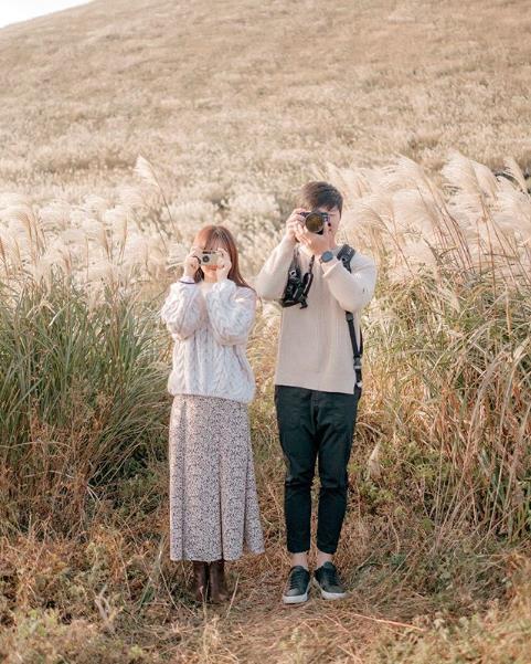 情侣出游应该怎么穿搭?同色系,同风格