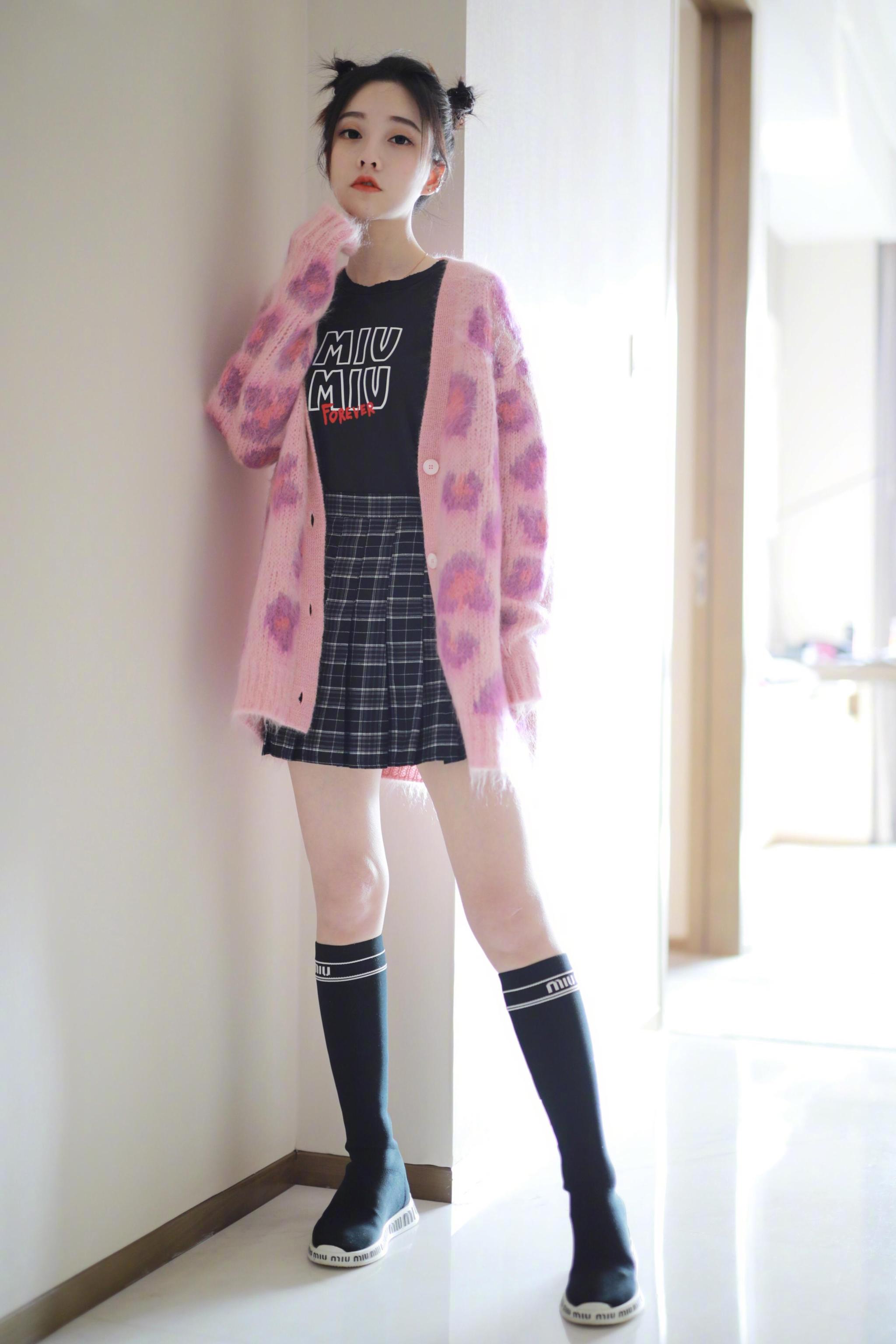 而且,非常难得的是提莫的皮肤还特别的白,因为提莫的这组照片是在阳光