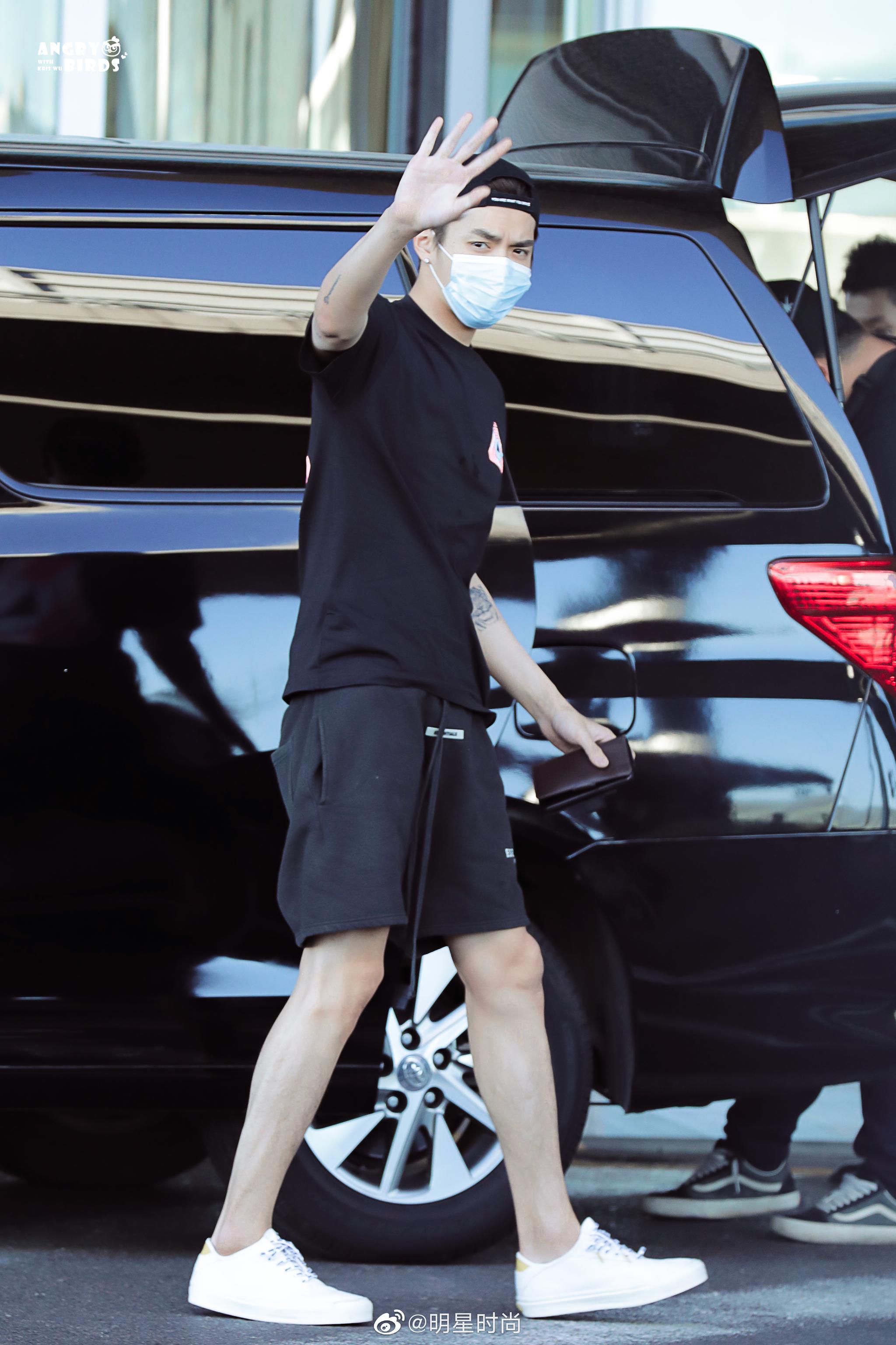 9月8日,吴亦凡现身北京机场,一身黑色look搭配小白鞋
