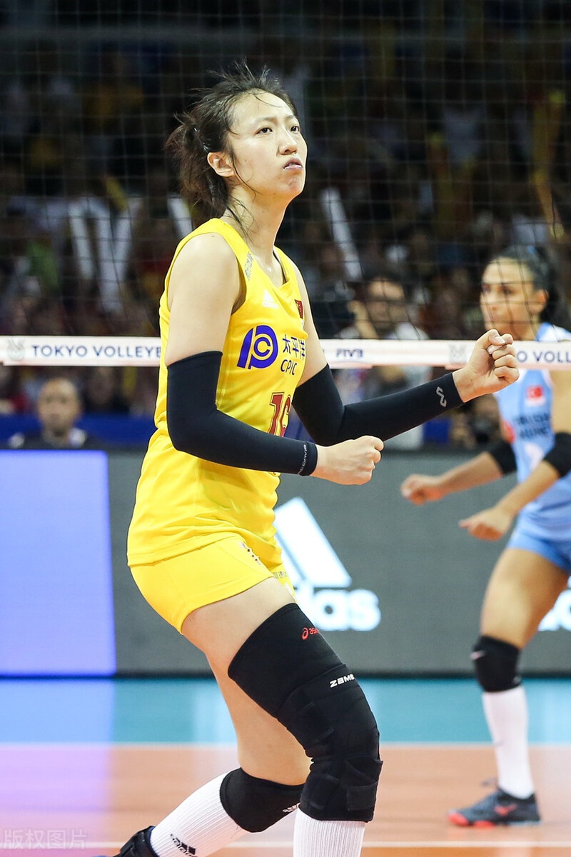 中国女排丁霞晒出最新美照披肩长发女人味十足真是很美啊