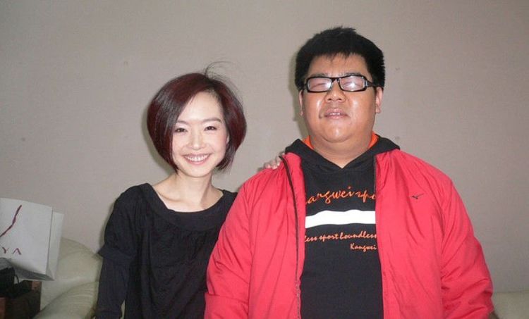 盲人歌手杨光妻子照片图片
