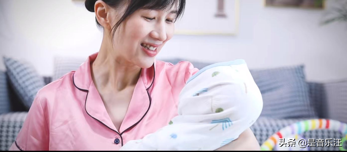 papi酱回归没想到刚生完孩子她就摇身一变成了说唱歌手