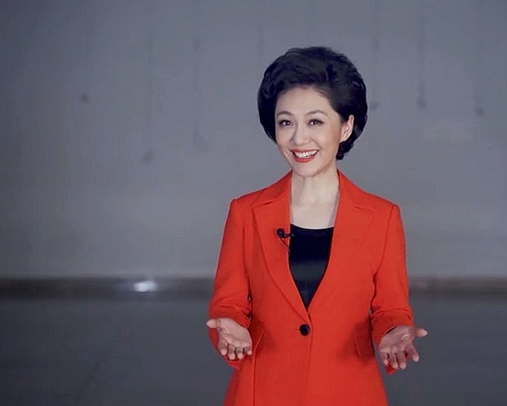 央视海霞笑眼太迷人新照穿蓝色旗袍小蛮腰藏不住气质不输董卿