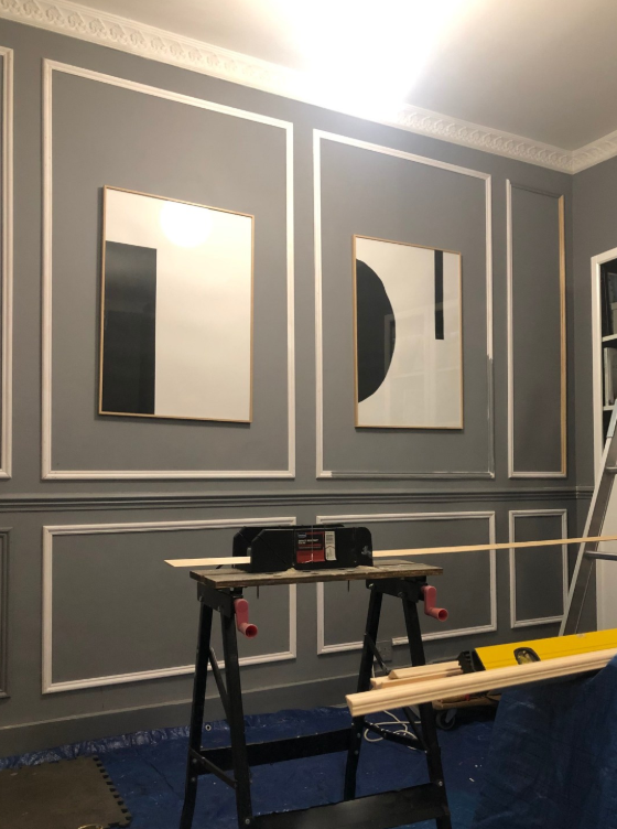 纯色墙面不用请师傅,自己动手加几圈木质线条,一分没花好看多了