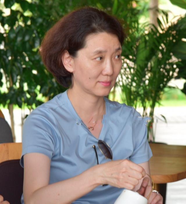 她被称为最美央视主持人私下却不爱化妆如今57岁韵味十足