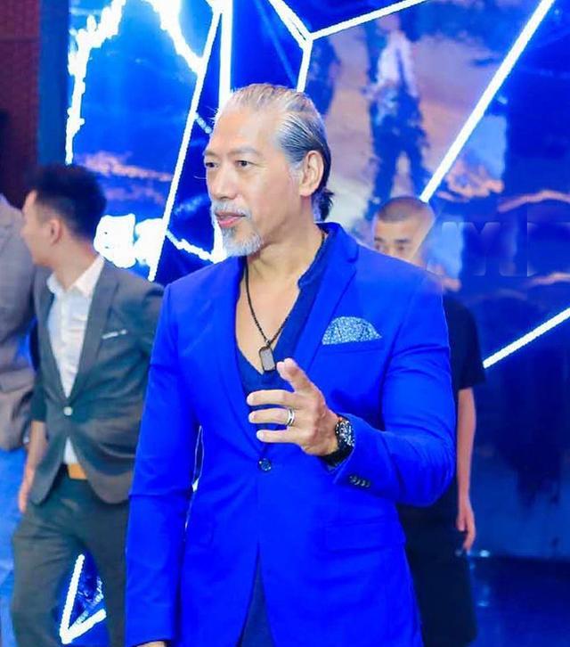 57岁乌鸦张耀扬近照曝光身材健硕头发花白让人认不出