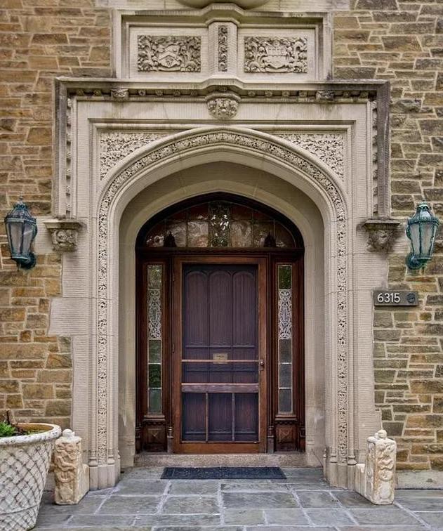 植物非常旺盛,而且修剪得很得体,感觉就像是庄园主里的大庄园一样美观