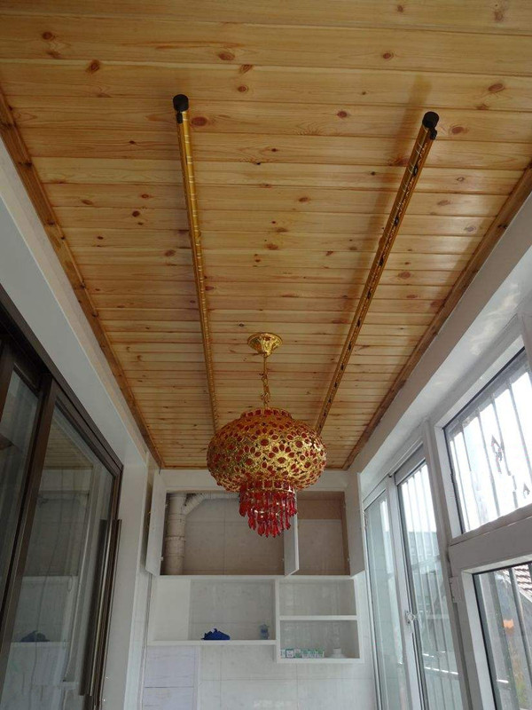 邻居家阳台用桑拿板做吊顶难怪这么有颜值