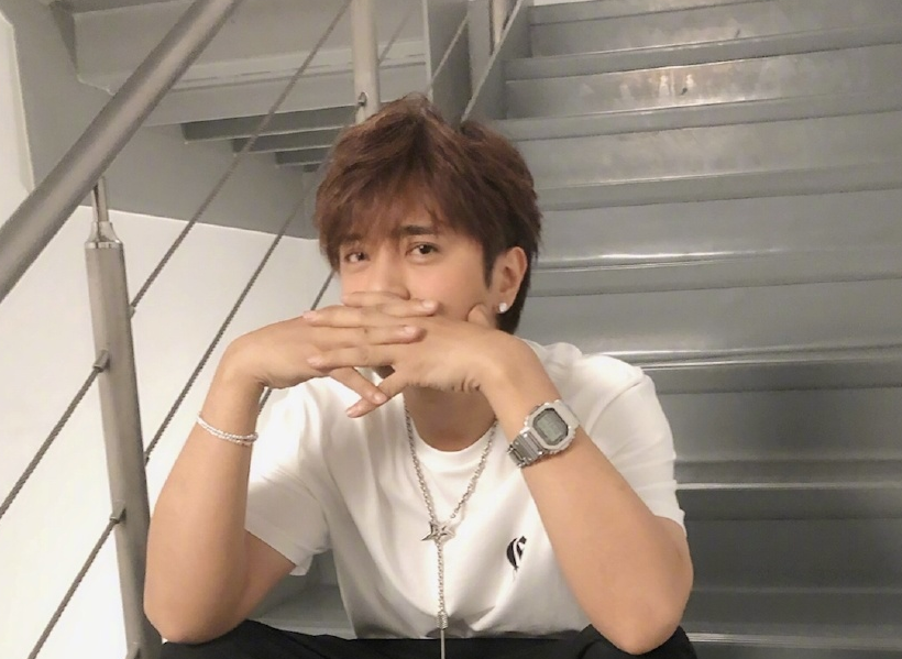 罗志祥深夜晒自拍,收获一众粉丝"彩虹屁",复出之路逐渐明朗?