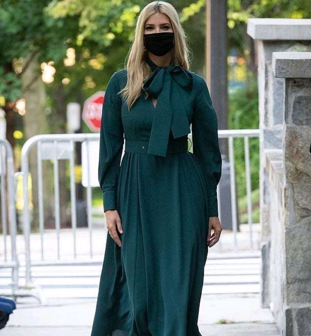 伊万卡穿衣很时髦,身穿墨绿色连衣裙,巧用蝴蝶结点缀,精致高级