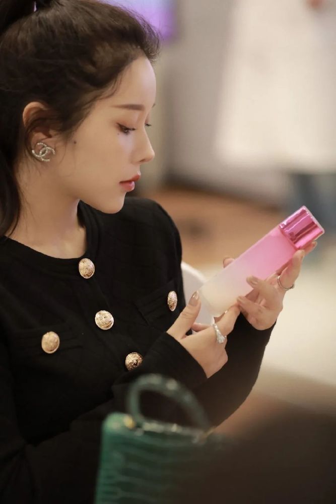 但是这个立挺的鼻子只是在十层滤镜的写真里很加分.