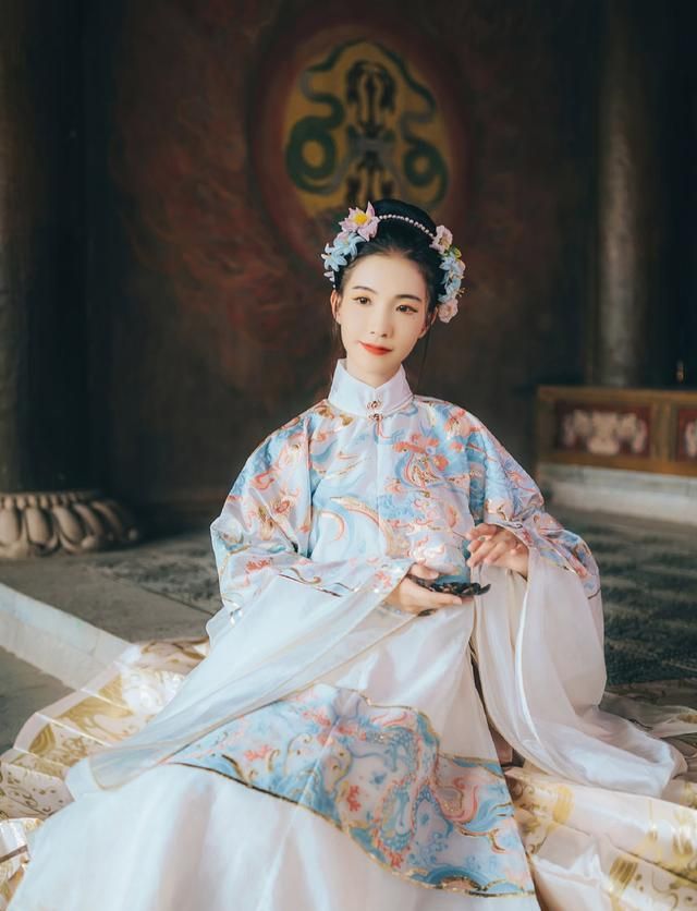明制汉服的四种装饰形式,印花轻盈,妆花华丽,你更喜欢哪种风格|汉服|织金|绣花_新浪新闻
