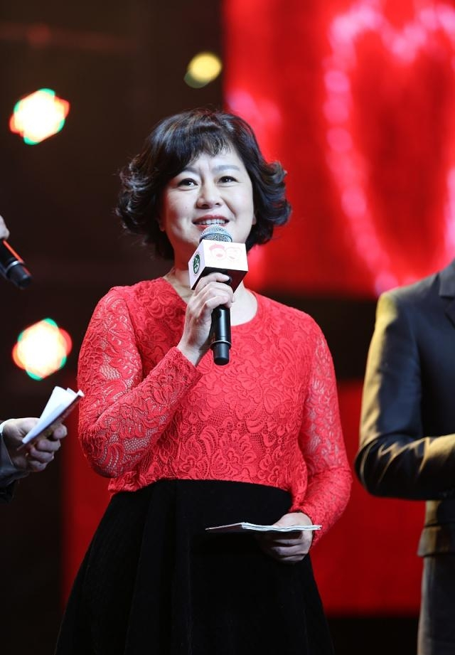 鞠萍姐姐老了也时髦,发福身材穿"蕾丝"红衣搭黑裙,美得真高雅