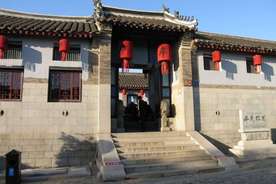 古时的人们喜欢用自己的姓氏对建筑进行命名,比如我们熟知的王家大院