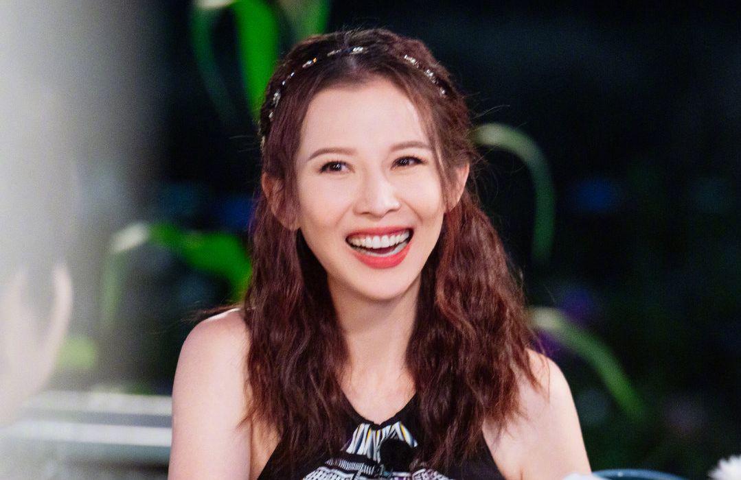 蔡少芬罕见穿红色背心,高空栈道旅游吓坏儿子,结婚多年夫唱妇随