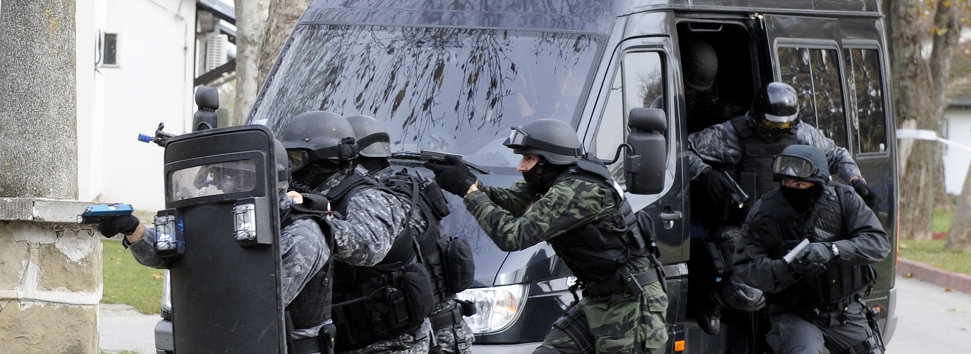 步枪装甲防弹盾,9米连挡10发穿甲弹都打不穿|盾牌|防弹|士兵_新浪新闻