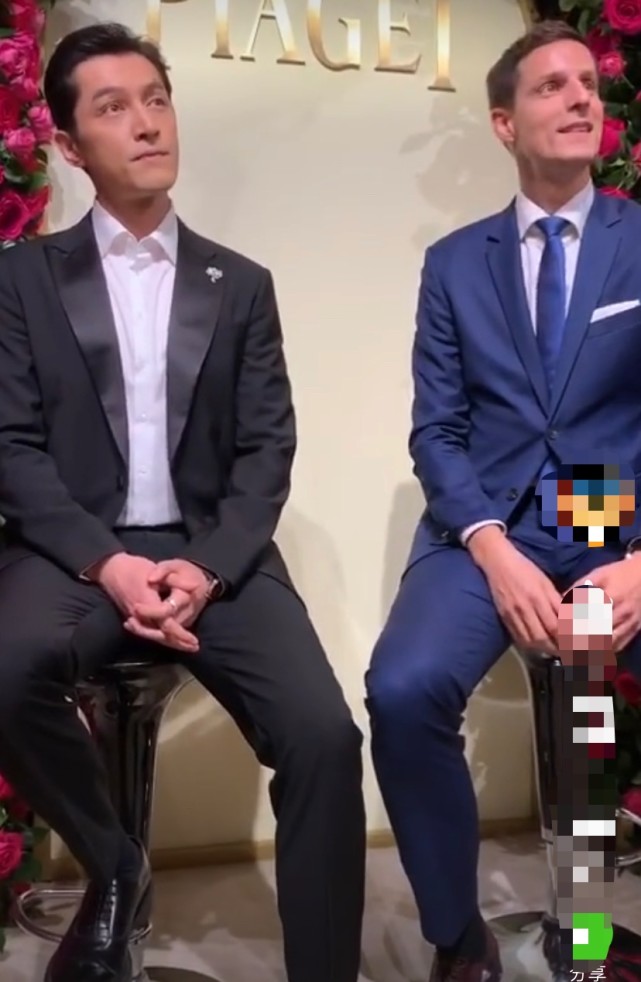 胡歌穿西装出席活动,身姿挺拔超惹眼,与粉丝合影态度亲切