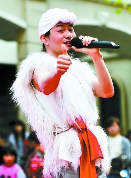 第一次登上春晚的舞台,以农民歌手的身份,为春晚献唱,从此阿宝的事业
