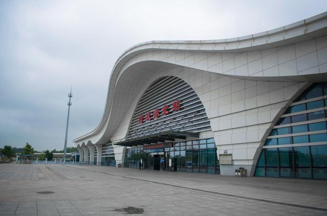 防城港拥有高铁站和火车站,从南宁坐高铁一小时可以抵达,交通便捷.