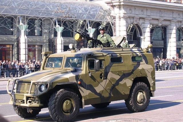 俄又亮相一批先进武器:虎式装甲车!