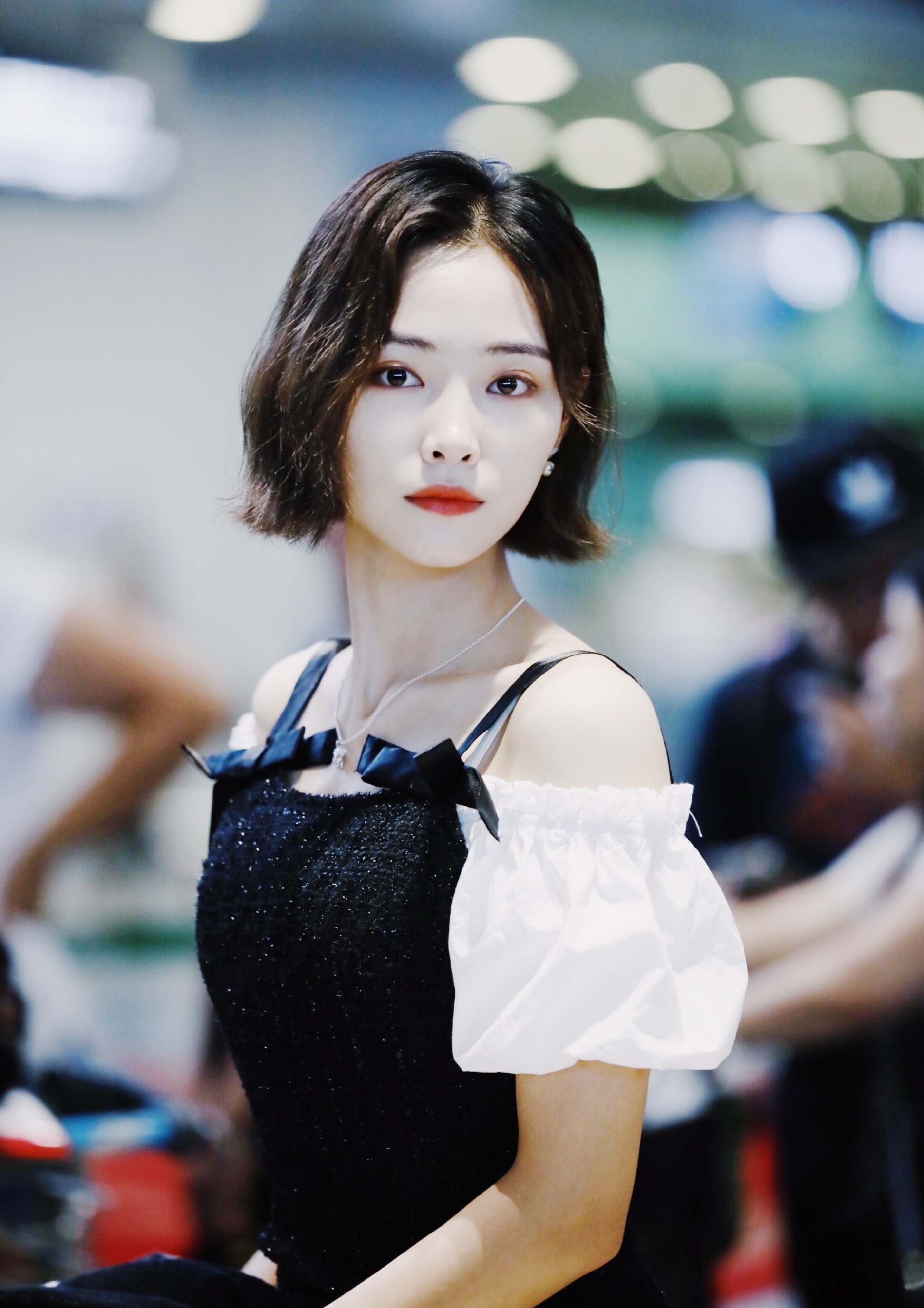 许佳琪真的好绝,穿深蓝色吊带上衣凹造型,上演致命锁骨杀