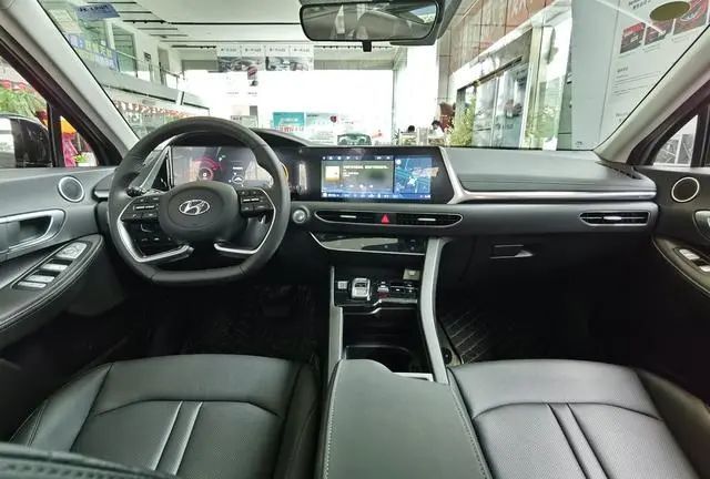 【内饰设计】十代索纳塔的内饰设计语言跟姊妹车型k5非常接近,用料