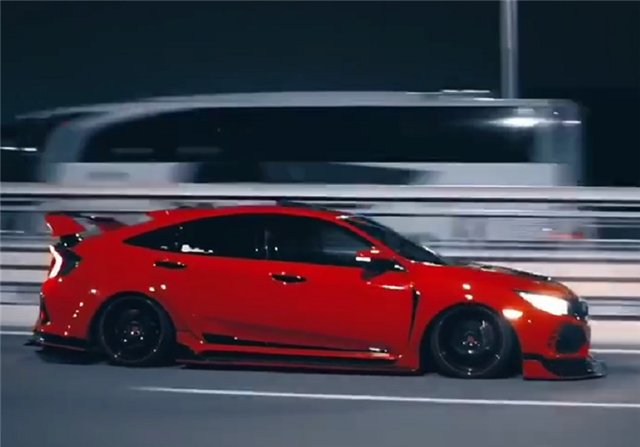 改尾翼避震的思域全车拉力红第一眼误认为是typer
