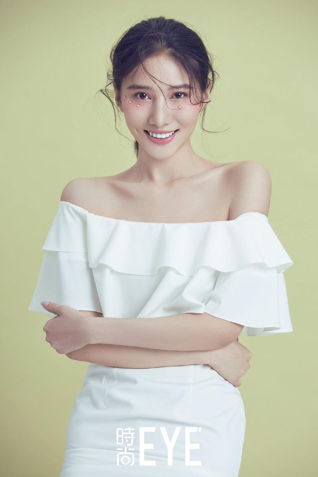 这组时尚大片妆容青春,前卫,造型不失甜美,配饰抓人眼球