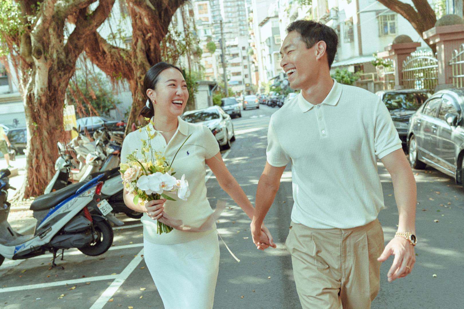 杨佑宁官宣结婚晒亲密合照手戴婚戒双手轻抚妻子孕肚笑容灿烂