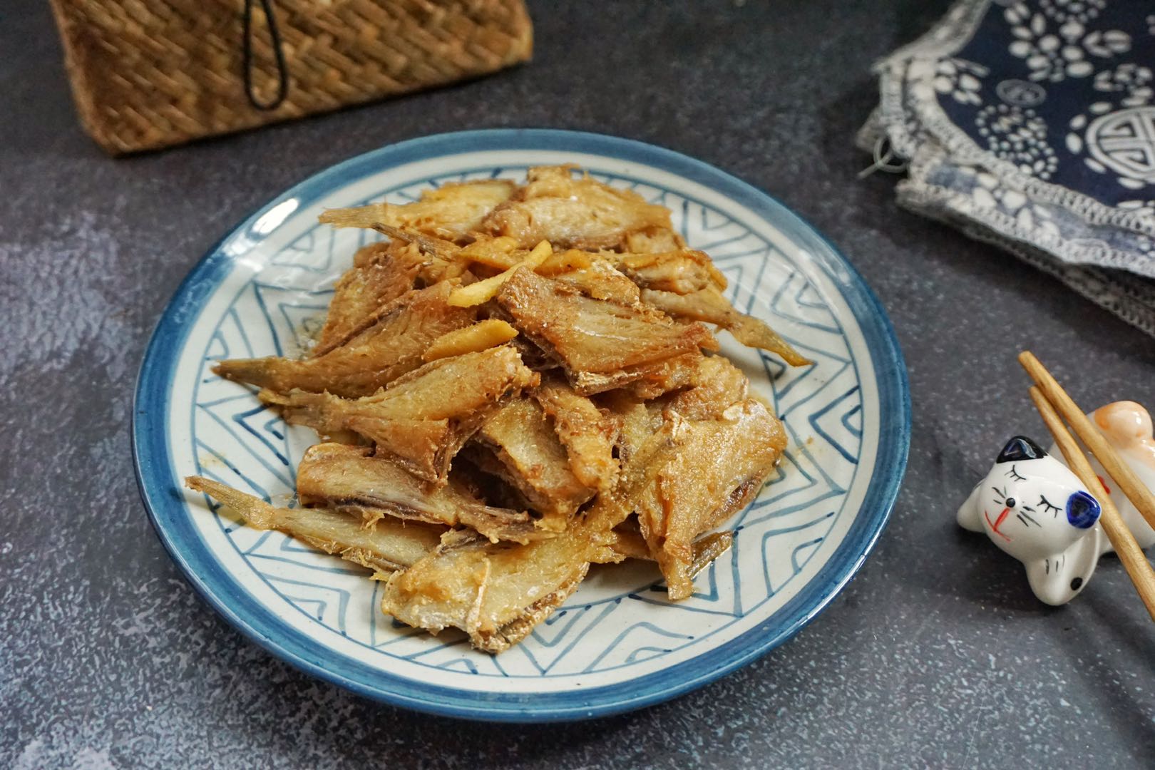 这鱼叫剥皮鱼这么做超酥香可口食堂必点菜怀念读书时的味道