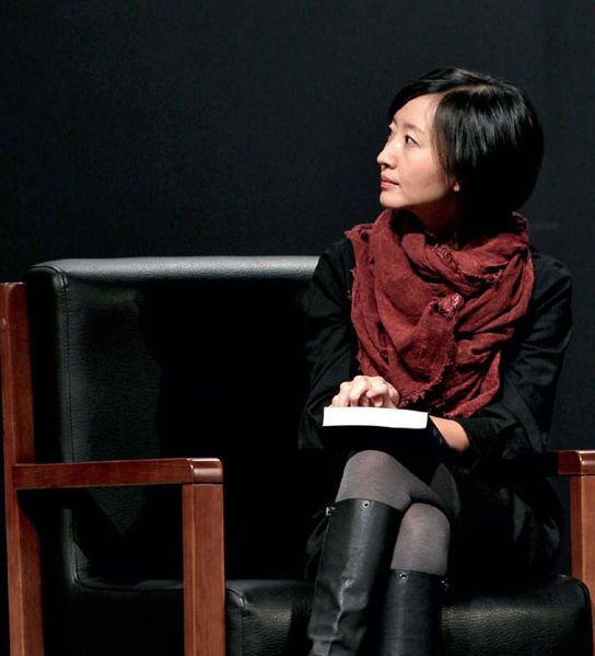 还记得央视主持人柴静吗?事业巅峰辞职结婚,今43岁老到认不出!