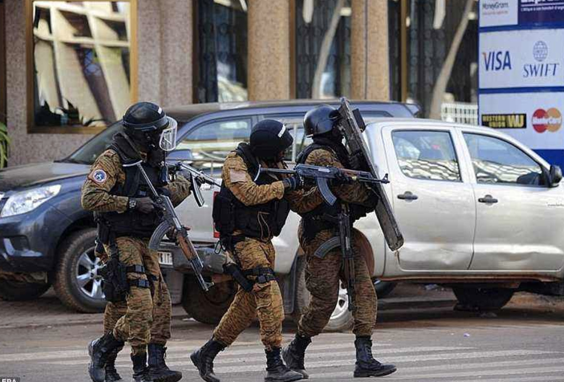 步枪装甲防弹盾,9米连挡10发穿甲弹都打不穿|盾牌|防弹|士兵_新浪新闻