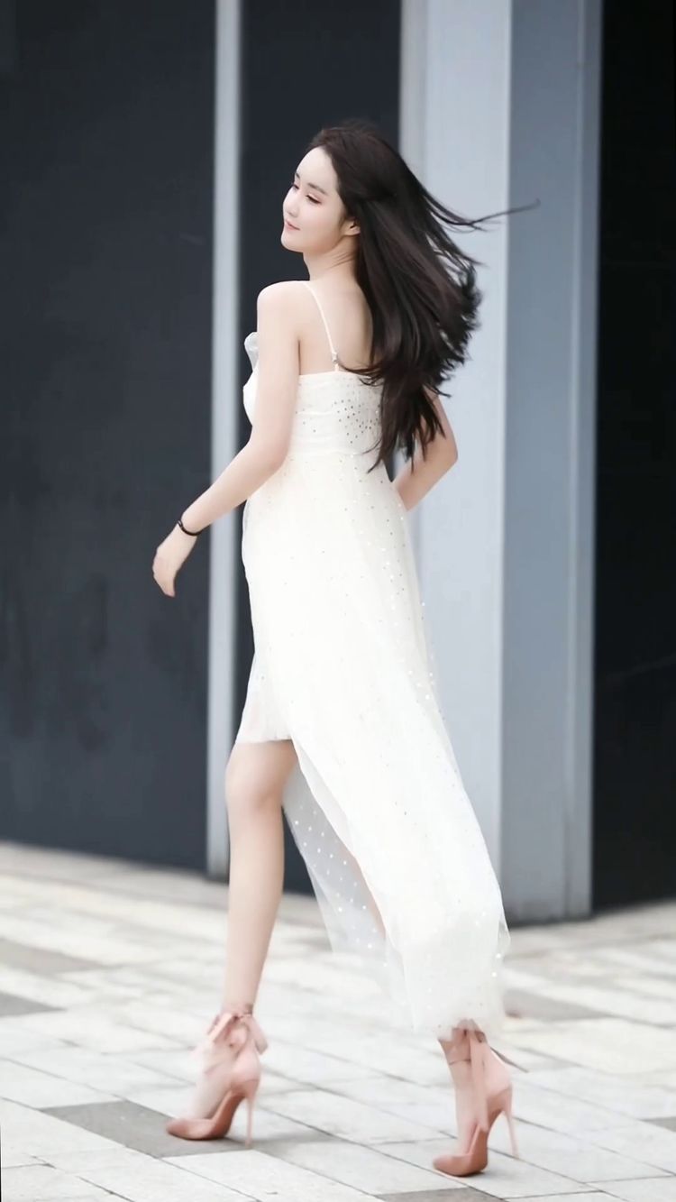 仙气十足的小姐姐一身白色吊带裙美过仙女