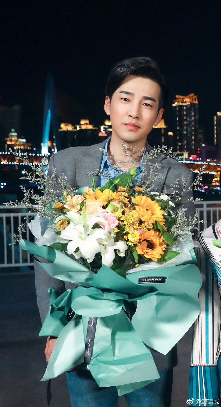 出演的年代剧居多,像《芙蓉花开》里的毛毛,《新四世同堂》里的祁瑞全