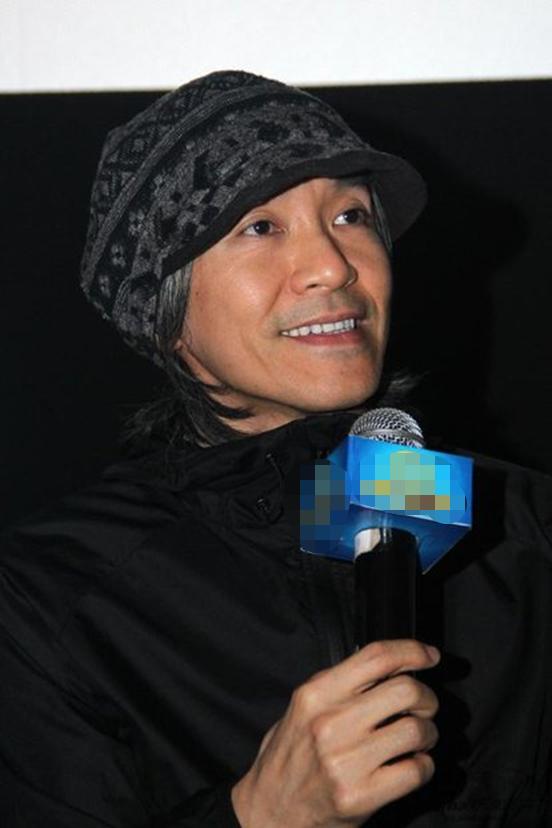 58岁周星驰独自现身机场,满头白发显沧桑,无人问津太孤独|周星驰|白发