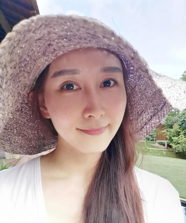 41岁胡静罕晒近照不惧镜头素颜亮相大豪宅内放肆烧烤太惬意