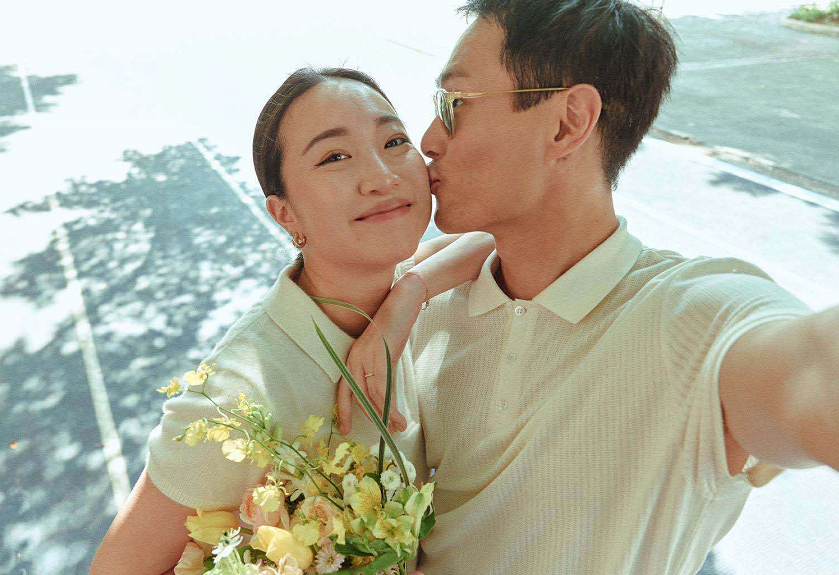 恭喜恭喜38岁杨佑宁宣布结婚妻子挺孕肚戴钻戒好抢镜