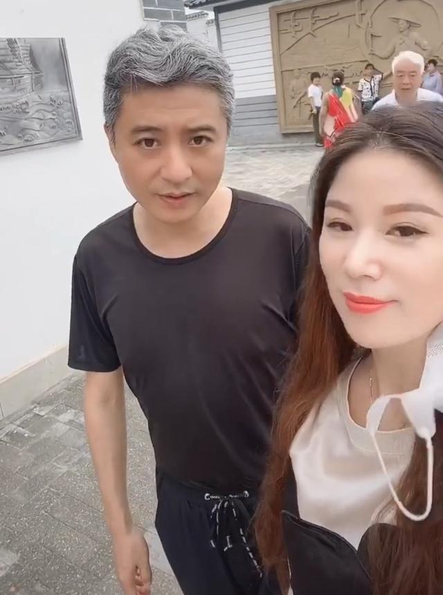 央视著名主持人周炜近照曝光,携妻子游玩,一头白发误认为老爷爷