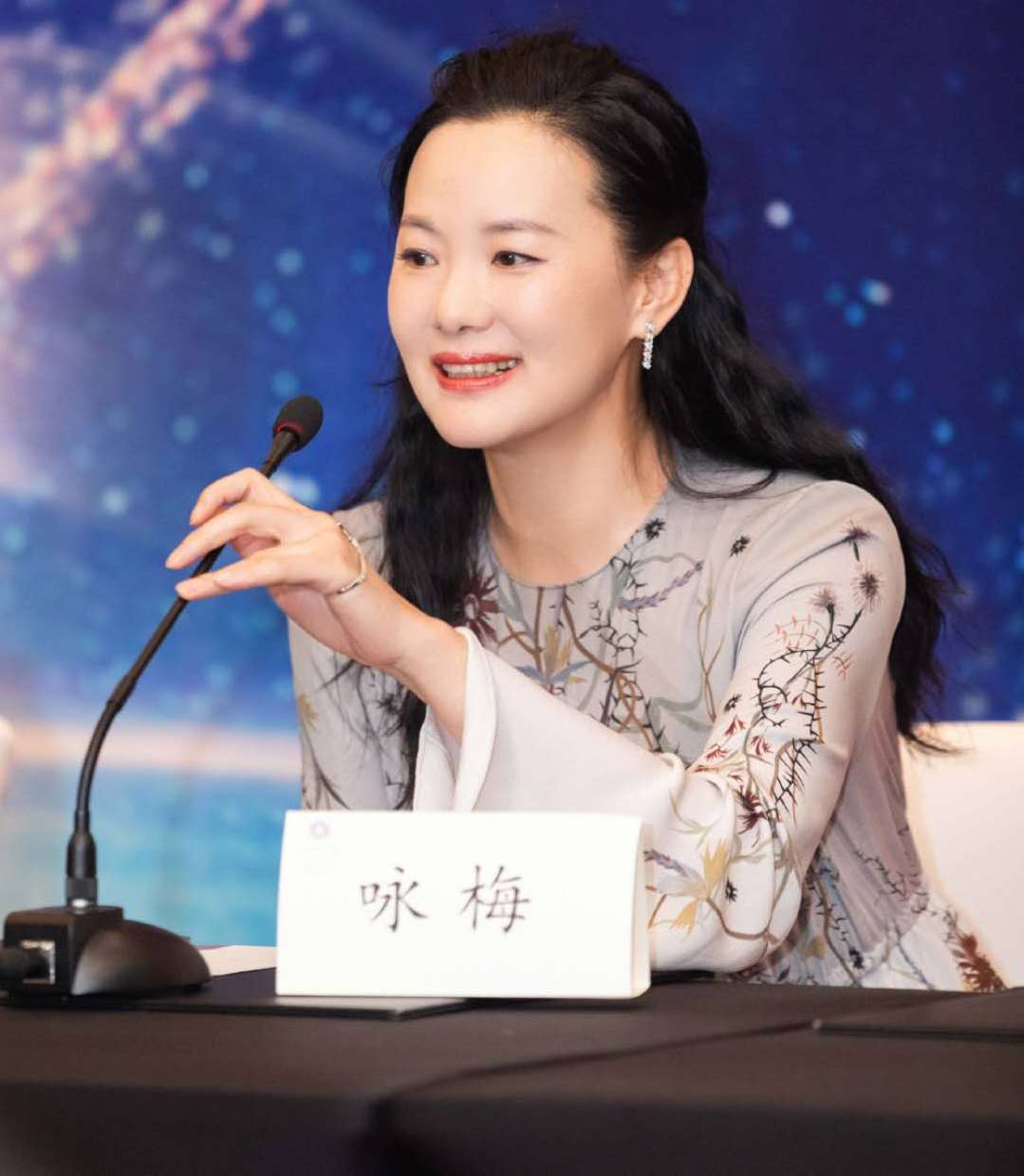 又被咏梅惊艳了微胖身材依然把碎花裙穿出高级美这气质真绝