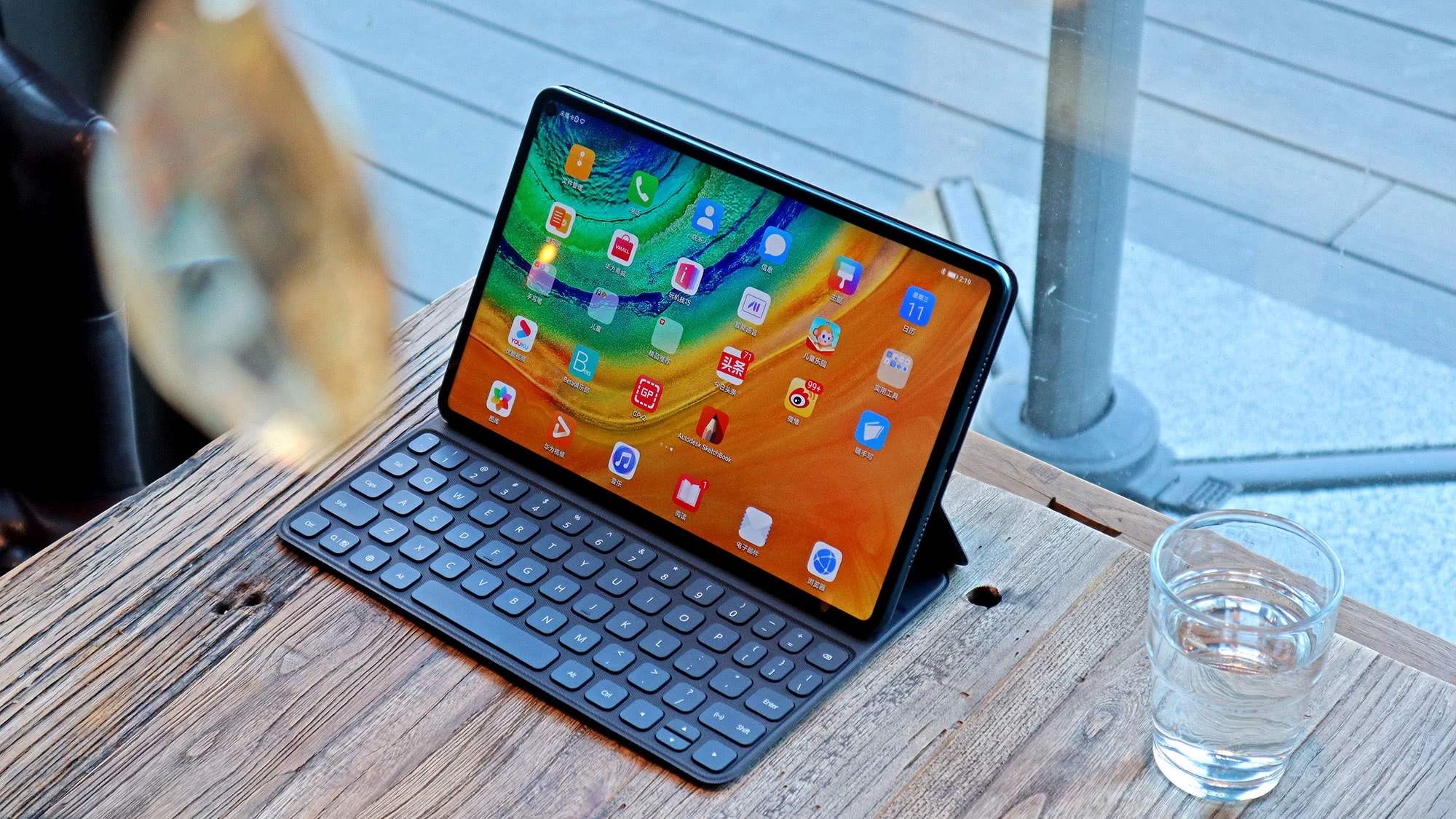 华为又做了一款平板电脑,取消了打孔屏但看起来更像ipad pro了