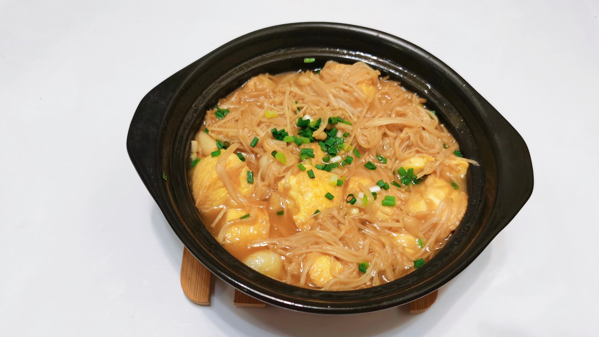 鲜香美味的金菇玉子豆腐煲,汤汁浓郁嫩滑爽口,有它多吃两碗饭