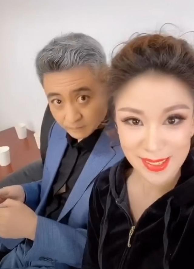 央视著名主持人周炜近照曝光,携妻子游玩,一头白发误认为老爷爷