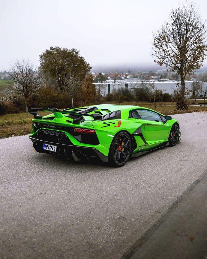 霸气侧漏的大牛svj,这涂装太亮眼了~-新浪汽车