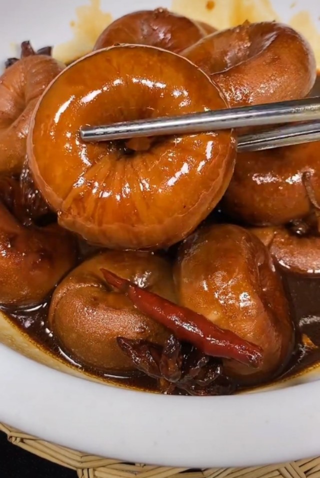 秘制卤套肠层次分明,香味浓郁肥而不腻,是不是很想吃太馋人吧