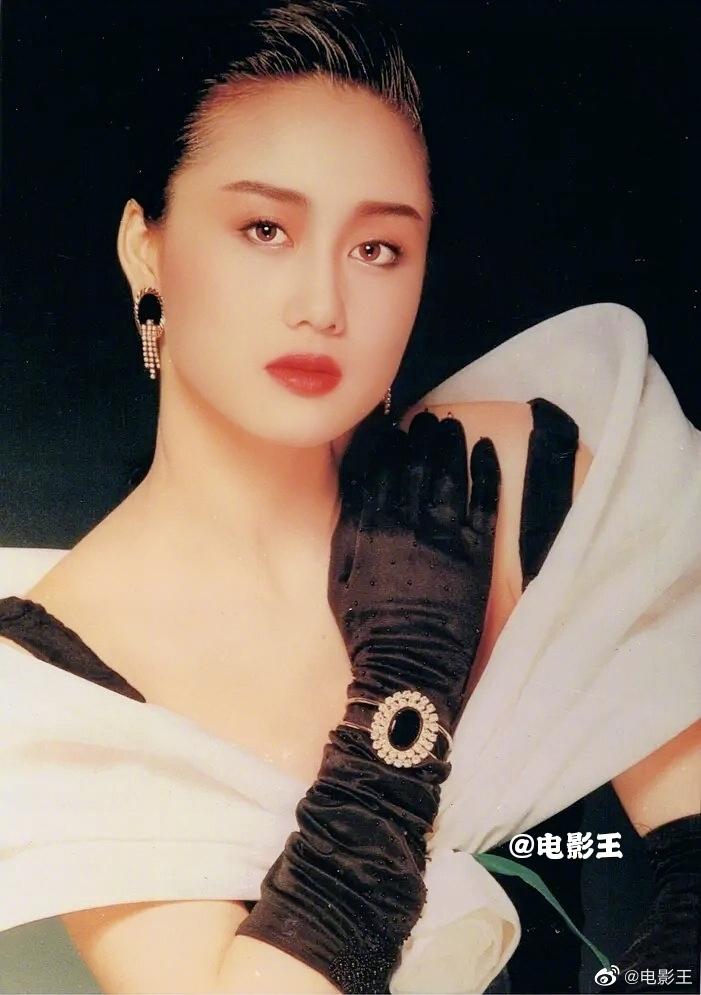 利智真是肌肤如雪,每次扫完她的老照片